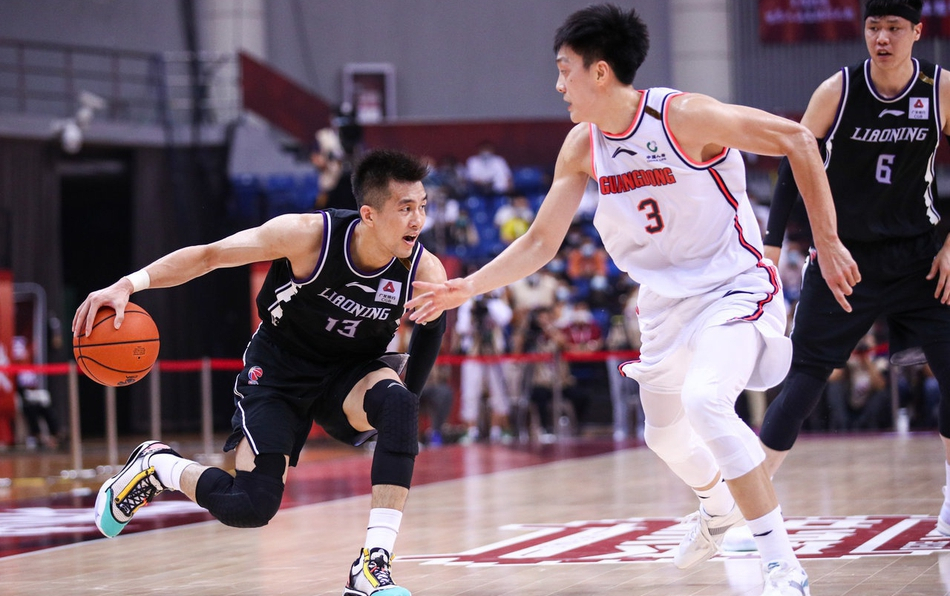 9体育-C罗在RNG比赛中锐不可当，险胜引发热议！引发球迷热议(c罗生涯已夺36冠)