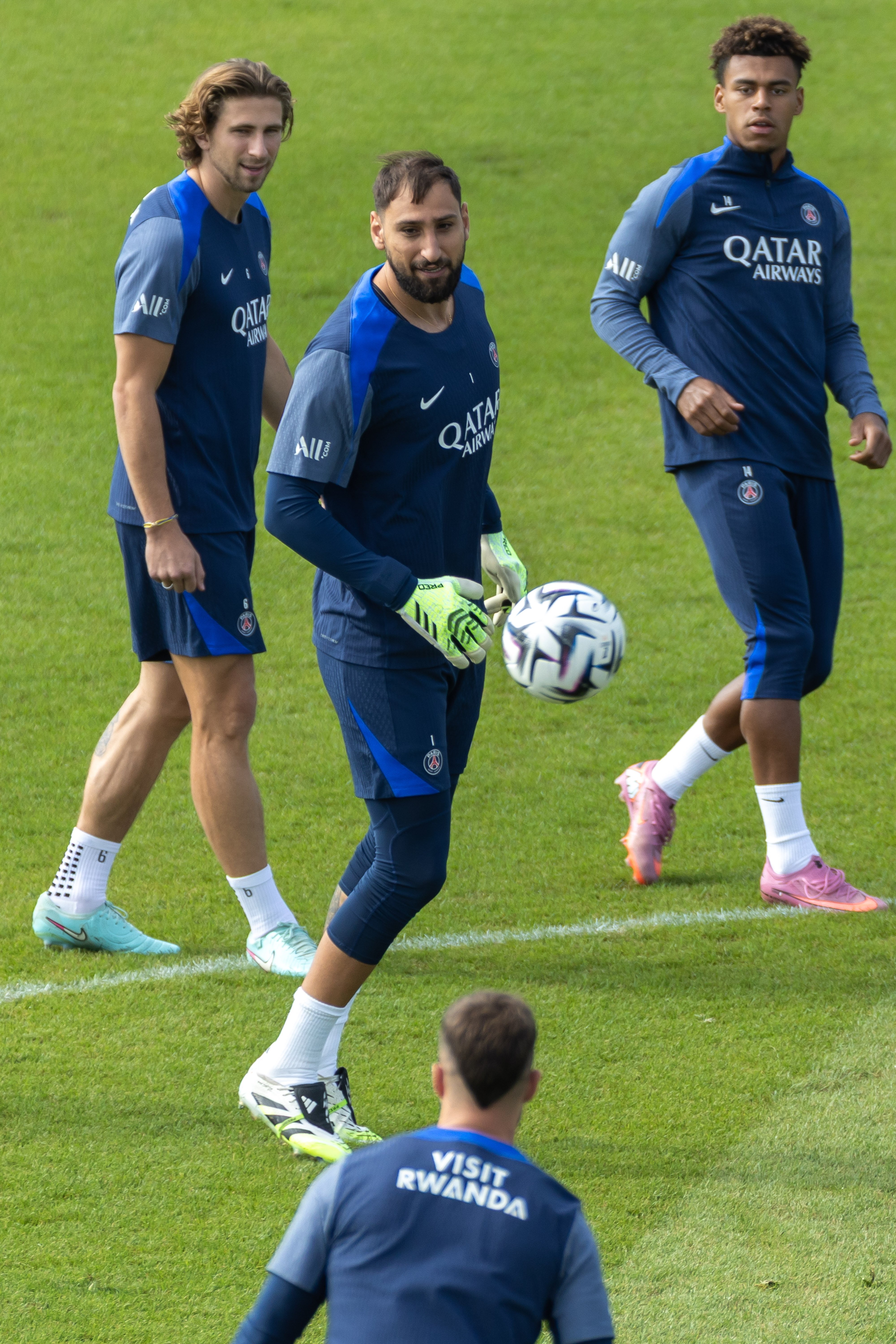 包含窗口期巴黎圣日耳曼备战英超，防线松动细节曝光，气氛紧张，训练强度明显提升的词条